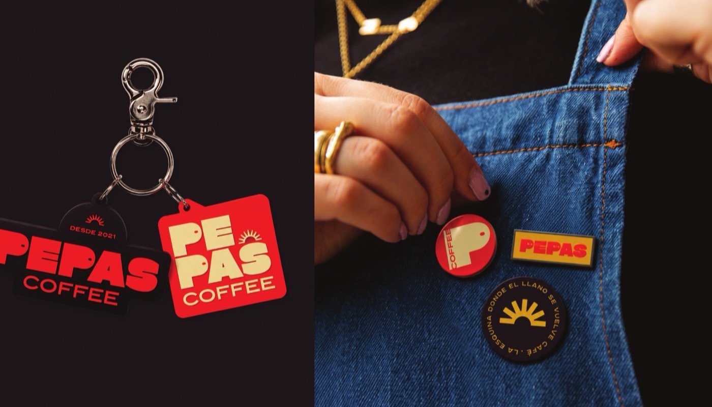 Llaveros y pines de marca de Pepas Coffee